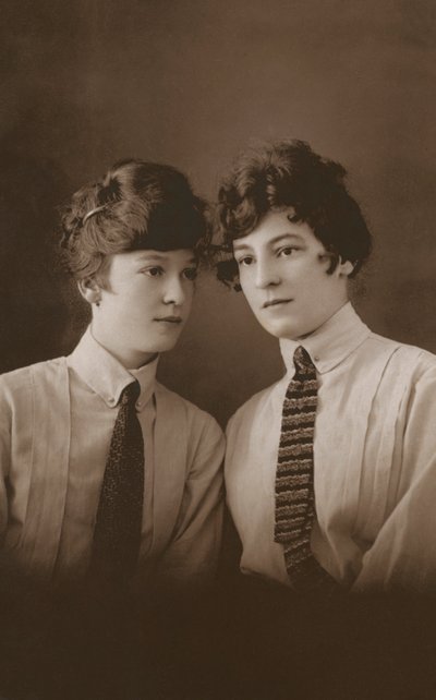 Deux jeunes femmes édouardiennes portant des cravates - English Photographer
