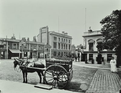 Upper Richmond Road, ouest de Putney High Street, montrant un véhicule tiré par des chevaux au premier plan, 1880 - English Photographer