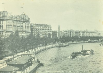 Victoria Embankment, Westminster : vue vers le nord depuis Hungerford Bridge, 1895 - English Photographer