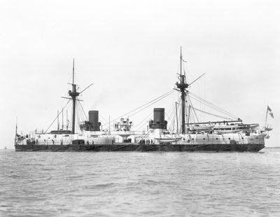 Vue du cuirassé HMS Inflexible (lancé en 1876) après conversion en gréement militaire en 1885 (photo n/b) - English Photographer