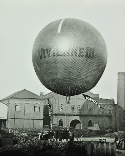 Ballon Vivienne III devant la Wandsworth Gas Company, 1898 - English Photographer