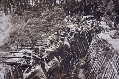 Troupes russes de la Première Guerre mondiale dans une tranchée sur le front de la rivière Dvina, septembre 1917 - English Photographer