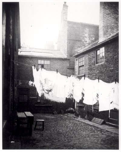 Corde à linge dans Eagle and Child Yard, Hunslet, Leeds, 13 mai 1896 - English Photographer
