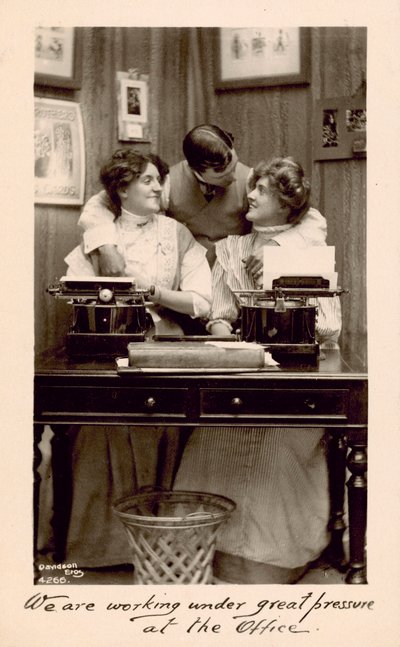 Nous travaillons sous une grande pression au bureau - English Photographer