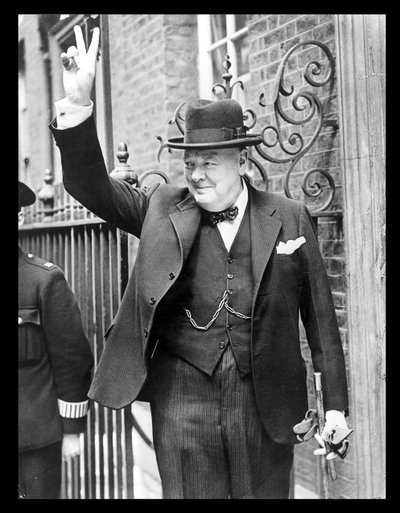 Winston Churchill faisant le signe 