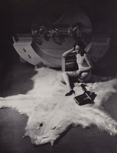 Femme assise sur un tapis en peau d