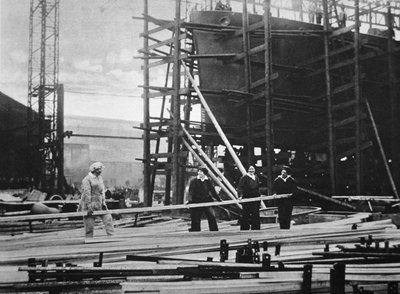 Femmes au travail dans un chantier naval - English Photographer