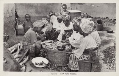 Femmes épluchant des noix de kola, Nigeria - English Photographer