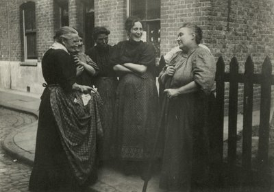 Femmes parlant dans la rue, Londres - English Photographer