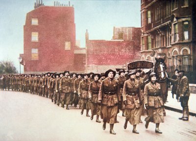 Femmes volontaires pour une marche de défense à travers Londres - English Photographer