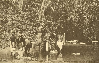 Femmes lavant des vêtements dans une rivière, Sierra Leone - English Photographer