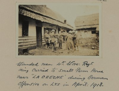 Hommes blessés, 4e Worcestershire Regiment transportés vers une petite ferme près de La Creche pendant l