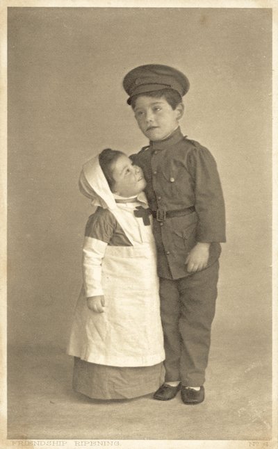 Jeune fille et garçon jouant des rôles de la Première Guerre mondiale - English Photographer