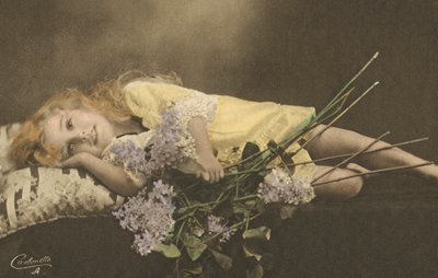 Jeune fille et fleurs - English Photographer