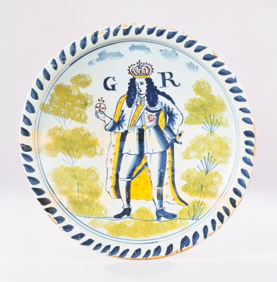 Plat de portrait royal polychrome de Delft de Bristol peint avec un portrait en pied de George I en robes formelles, vers 1720 - English School