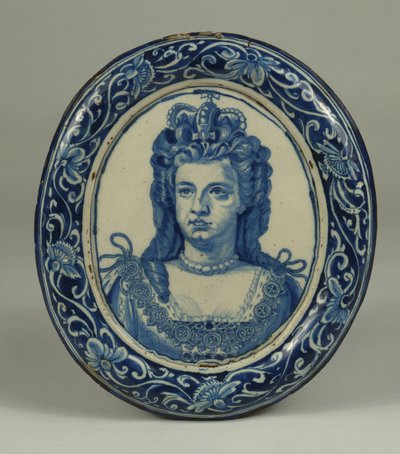 Plaque ovale en faïence bleue et blanche de Delft avec un portrait royal de la reine Anne, probablement Londres, vers 1705 - English School