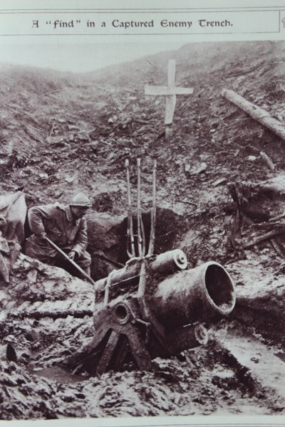 Une découverte dans une tranchée ennemie capturée, 1914-18 - English School