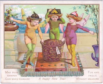 Carte de Nouvel An victorienne de trois fées portant un panier avec une étiquette inscrite "Meilleurs Vœux", vers 1880 - English School