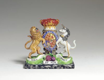 Vase à déversement armorial de Walton sous la forme des armoiries royales britanniques, vers 1825 - English School