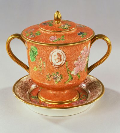 Une tasse à deux anses en Pearlware Wedgwood, couvercle et support peints avec un buste de George III, commémorant son jubilé d
