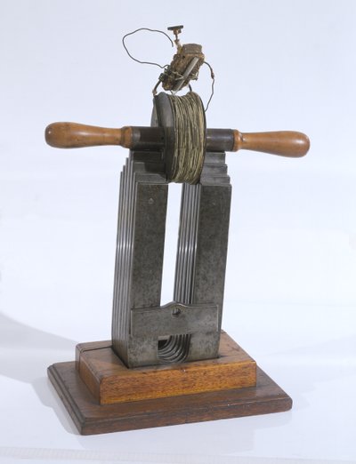 Un inducteur rudimentaire avec lequel Michael Faraday (1791-1867) a découvert la loi de l