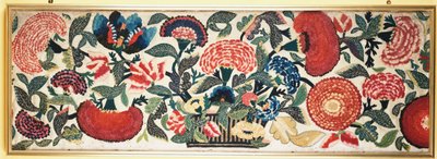 Un panneau en feutre et appliqué avec des accents de soie brodés représentant des œillets, des tulipes et d