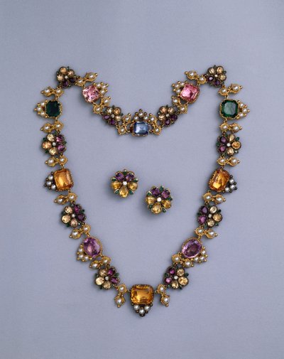Un collier en or et bijoux de la Régence serti de topazes coussin, améthystes, tourmalines roses, émeraudes, saphirs et péridots, avec une paire de boucles d