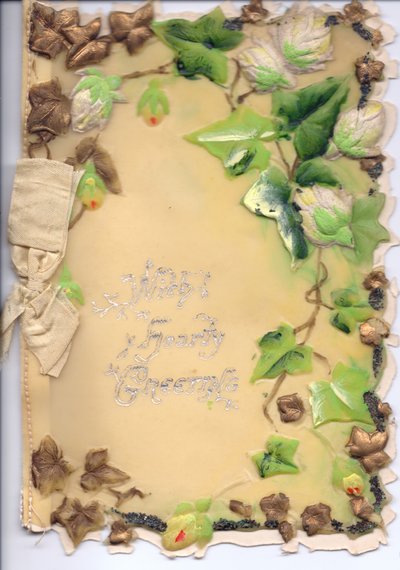 Carte de vœux en plastique avec du lierre doré et vert embossé et un nœud beige, vers 1910 - English School
