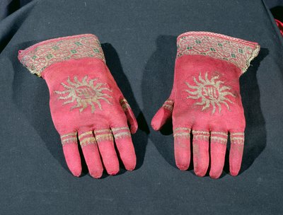 Une paire de gants en soie tricotée, appartenant peut-être à l
