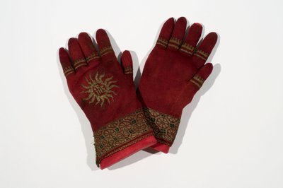 Paire de gants en soie tricotée, possiblement appartenant à l