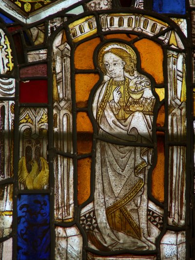 Un panneau dans la fenêtre est représentant Saint Jean - English School