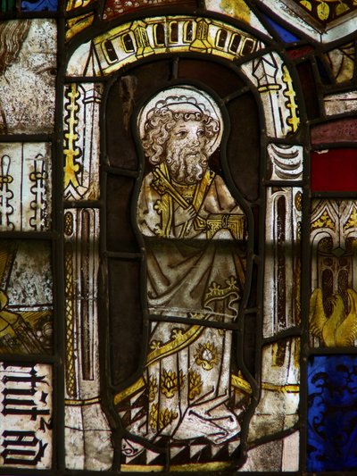 Un panneau dans la fenêtre est représentant Saint Pierre - English School