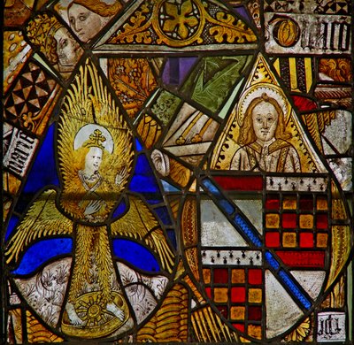 Un panneau dans la fenêtre est représentant un ange ailé et un ange avec un bouclier d
