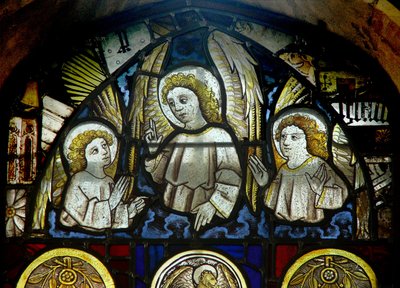 Un panneau dans la fenêtre est représentant des anges - English School