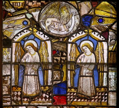 Un panneau dans la fenêtre est représentant deux anges et le lion de Saint Marc - English School
