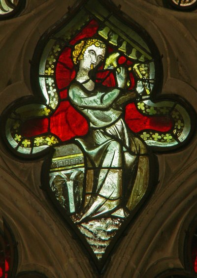 Une fenêtre dans la chapelle de la Vierge représentant un ange musicien avec des cloches - English School