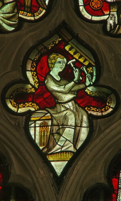 Une fenêtre dans la chapelle de la Vierge représentant un ange musicien avec des cloches - English School