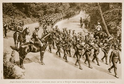 Fraternité anglo-saxonne en armes : troupes américaines dirigées par une fanfare britannique défilant devant un général britannique en France, 1914-19 - English School