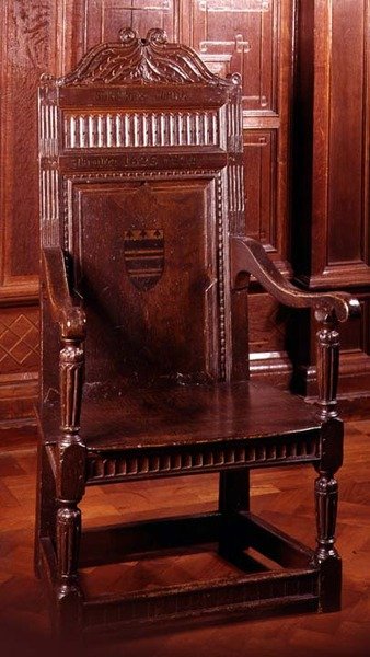 Fauteuil peint avec un dispositif armorial entouré d
