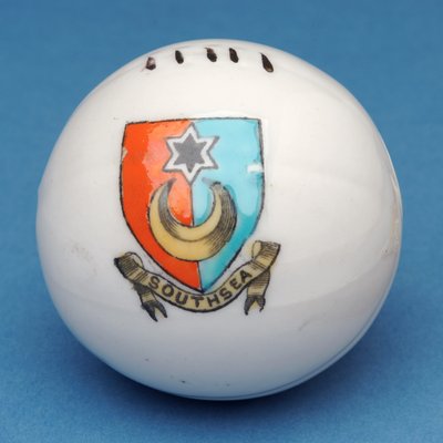 Souvenir armorial miniature de football avec transfert du blason de Southsea (céramique) - English School