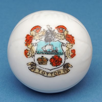 Souvenir armorial miniature de football avec transfert du blason de Totton (céramique) - English School
