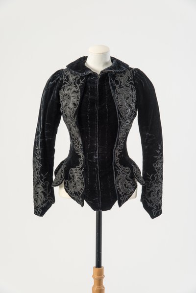 Veste en velours noir brodée de soie noire appliquée et de perles métalliques, fin des années 1890 - English School