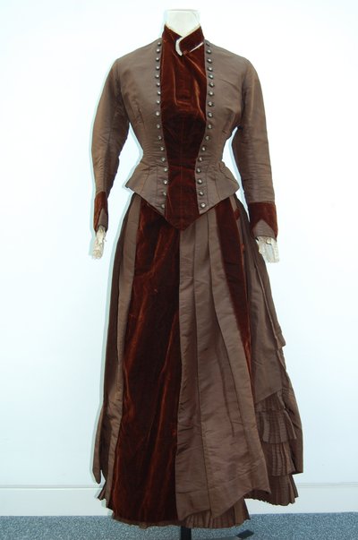 Robe marron (jupe et petite veste), vers 1875 - English School