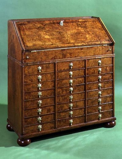 Bureau avec de nombreux petits tiroirs et pieds en boule, c.1710 - English School