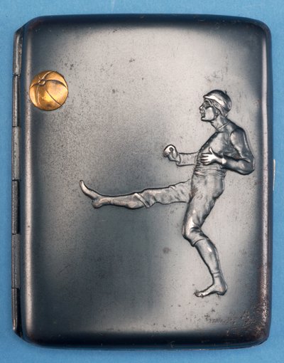 Étui à cigarettes avec un footballeur frappant un ballon d