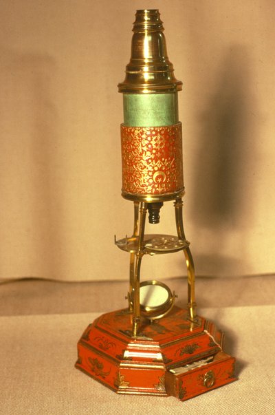 Microscope de style Culpeper, avec base de style chinoiserie et corps doré (bois, laiton et or) - English School