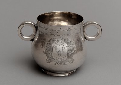 Coupe avec grand ventre et base à bord épais, et une paire de poignées en œil de bœuf, 1675 - English School