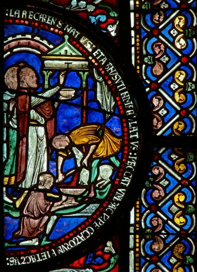 Détail de la fenêtre est de la chapelle de la Trinité représentant la Pâque et le signe Tau - English School