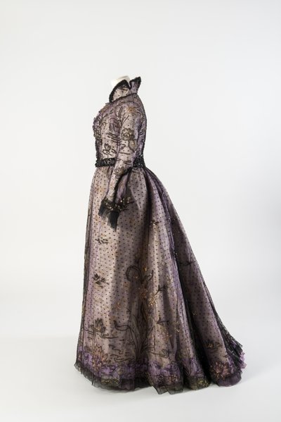 Robe en satin de soie blanche et violette à motifs floraux avec une couche extérieure de filet noir - English School