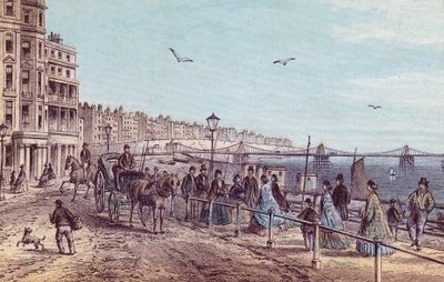 Vue générale des gens sur la promenade à Brighton - English School
